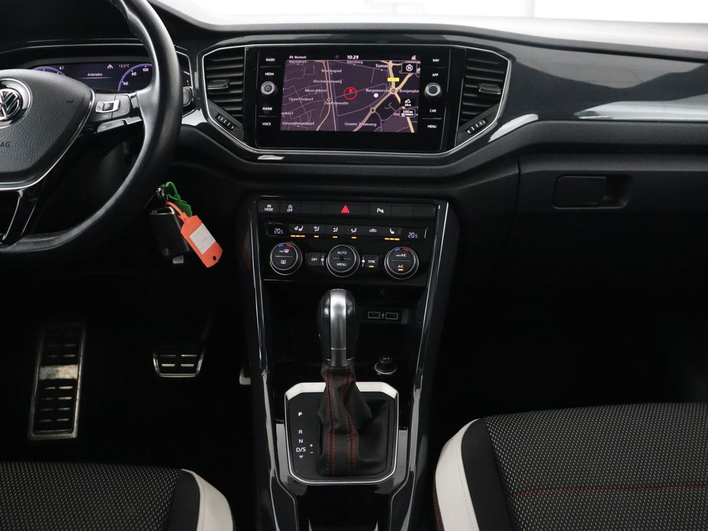 Volkswagen T-Roc 1.5 TSI Sport | 1e eigenaar | Panoramadak | Stoelverwarming | Camera | Carplay | Adaptive cruise | Navigatie | Full LED | Virtual Cockpit | Getint glas | Climate control