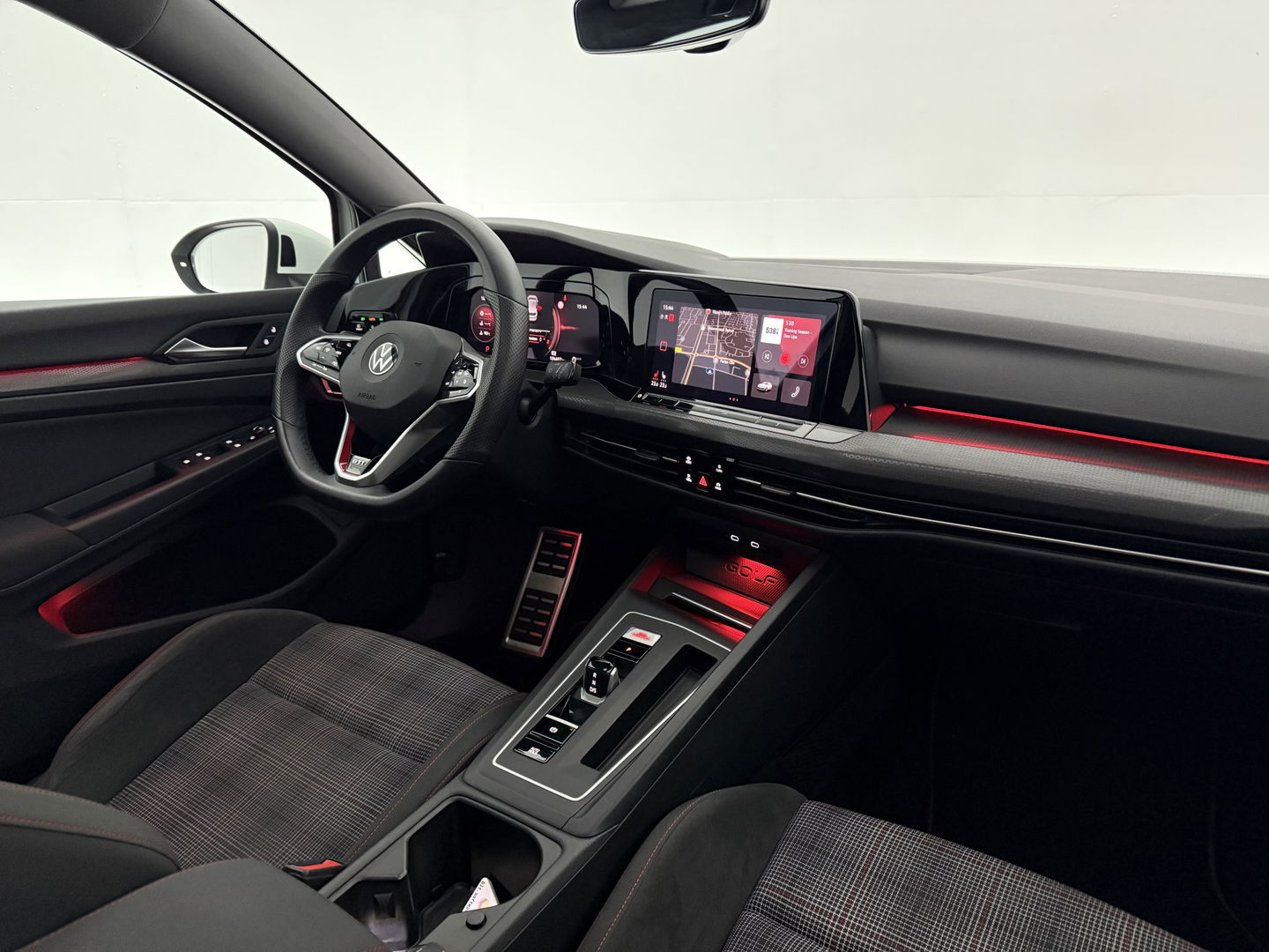 Volkswagen Golf 2.0 TSI GTI 245PK | Pano | Sfeer | Virtual | Stoel/Stuur verw. | Adap. Cruise | Camera | Navi