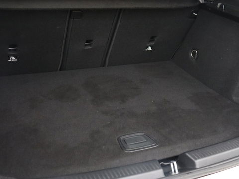 Mercedes-Benz A-Klasse 250e AMG | Panoramadak | Stoelverwarming | Carplay | Leder/Alcantara | Camera | Sfeerverlichting | Navigatie | Park Assist | Climate control | PHEV | Plug In