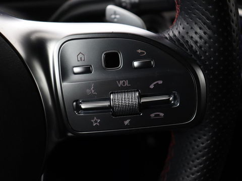 Mercedes-Benz A-Klasse 250e AMG | Panoramadak | Stoelverwarming | Carplay | Leder/Alcantara | Camera | Sfeerverlichting | Navigatie | Park Assist | Climate control | PHEV | Plug In