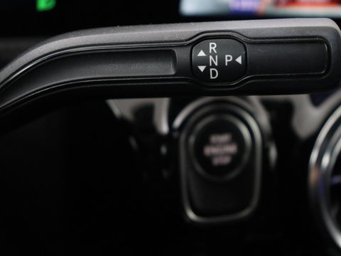 Mercedes-Benz A-Klasse 250e AMG | Panoramadak | Stoelverwarming | Carplay | Leder/Alcantara | Camera | Sfeerverlichting | Navigatie | Park Assist | Climate control | PHEV | Plug In