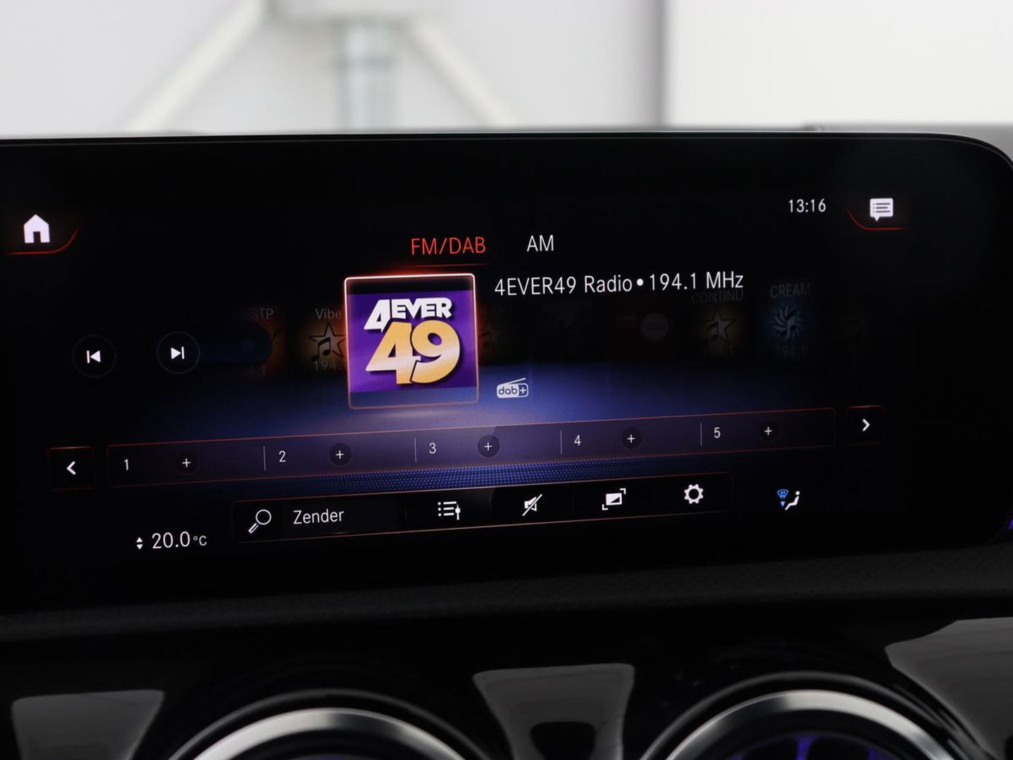 Mercedes-Benz A-Klasse 250e AMG | Panoramadak | Stoelverwarming | Carplay | Leder/Alcantara | Camera | Sfeerverlichting | Navigatie | Park Assist | Climate control | PHEV | Plug In