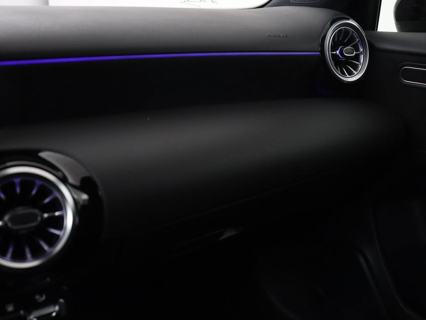 Mercedes-Benz A-Klasse 250e AMG | Panoramadak | Stoelverwarming | Carplay | Leder/Alcantara | Camera | Sfeerverlichting | Navigatie | Park Assist | Climate control | PHEV | Plug In