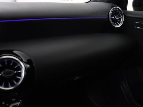 Mercedes-Benz A-Klasse 250e AMG | Panoramadak | Stoelverwarming | Carplay | Leder/Alcantara | Camera | Sfeerverlichting | Navigatie | Park Assist | Climate control | PHEV | Plug In