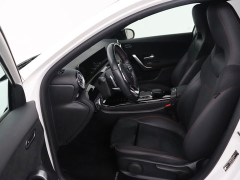 Mercedes-Benz A-Klasse 250e AMG | Panoramadak | Stoelverwarming | Carplay | Leder/Alcantara | Camera | Sfeerverlichting | Navigatie | Park Assist | Climate control | PHEV | Plug In