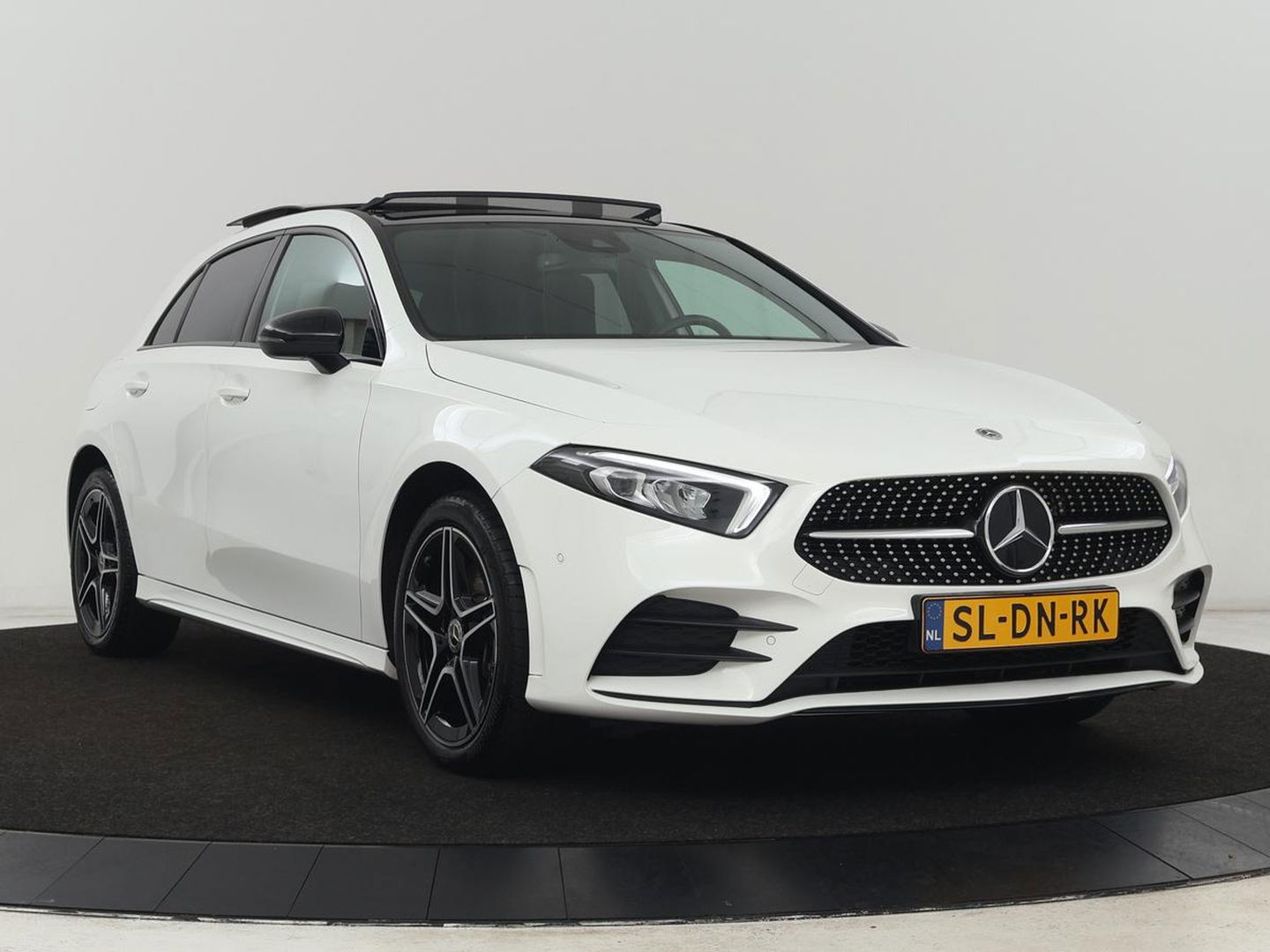 Mercedes-Benz A-Klasse 250e AMG | Panoramadak | Stoelverwarming | Carplay | Leder/Alcantara | Camera | Sfeerverlichting | Navigatie | Park Assist | Climate control | PHEV | Plug In