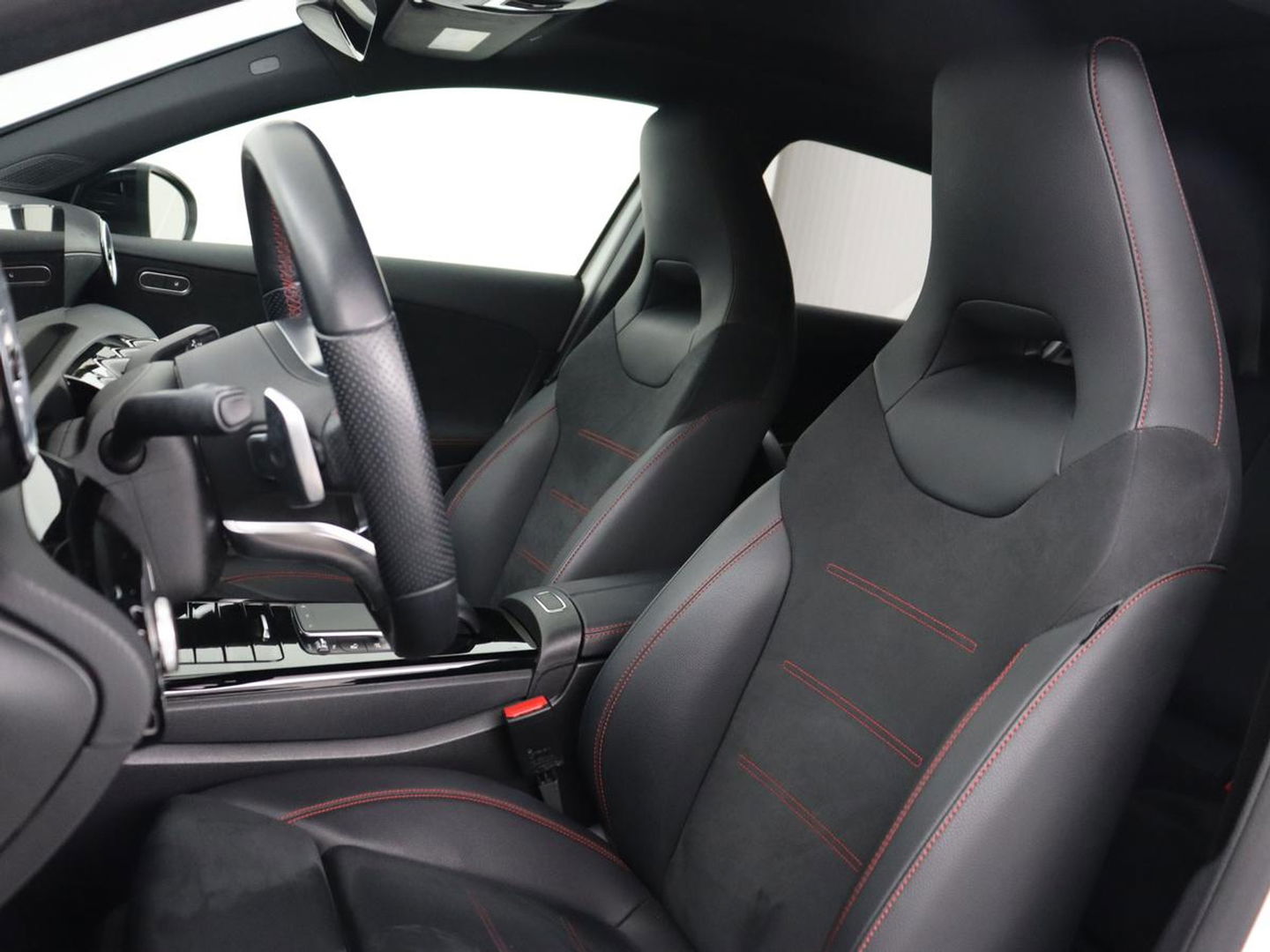 Mercedes-Benz A-Klasse 250e AMG | Panoramadak | Stoelverwarming | Carplay | Leder/Alcantara | Camera | Sfeerverlichting | Navigatie | Park Assist | Climate control | PHEV | Plug In