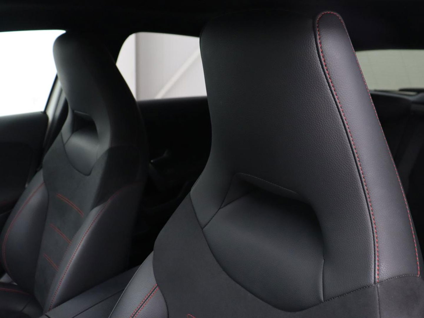 Mercedes-Benz A-Klasse 250e AMG | Panoramadak | Stoelverwarming | Carplay | Leder/Alcantara | Camera | Sfeerverlichting | Navigatie | Park Assist | Climate control | PHEV | Plug In