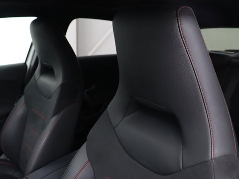 Mercedes-Benz A-Klasse 250e AMG | Panoramadak | Stoelverwarming | Carplay | Leder/Alcantara | Camera | Sfeerverlichting | Navigatie | Park Assist | Climate control | PHEV | Plug In