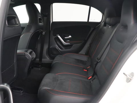 Mercedes-Benz A-Klasse 250e AMG | Panoramadak | Stoelverwarming | Carplay | Leder/Alcantara | Camera | Sfeerverlichting | Navigatie | Park Assist | Climate control | PHEV | Plug In
