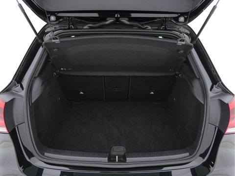 Mercedes-Benz A-Klasse 160 Business Solution (INCL-BTW) *LEATHER- FABRIC | FULL-LED | WIDE-SCREEN-COCKPIT | CAMERA | NAVI-FULLMAP | HEATED-COMFORTSEATS | ECC | PRIVACY-GLASS | PDC | KEYLESS | CRUISE | CARBON-INLAY | 16''ALU*