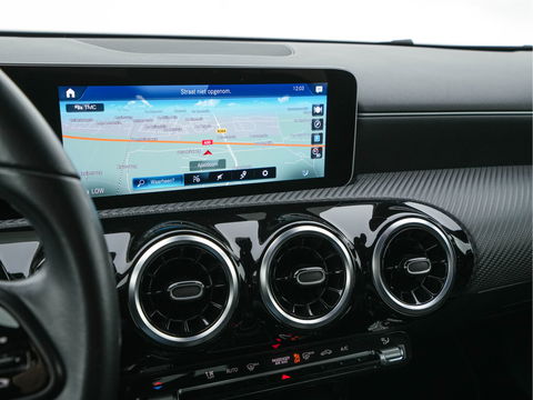 Mercedes-Benz A-Klasse 160 Business Solution (INCL-BTW) *LEATHER- FABRIC | FULL-LED | WIDE-SCREEN-COCKPIT | CAMERA | NAVI-FULLMAP | HEATED-COMFORTSEATS | ECC | PRIVACY-GLASS | PDC | KEYLESS | CRUISE | CARBON-INLAY | 16''ALU*