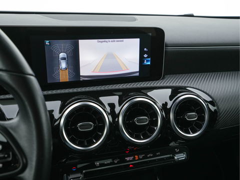 Mercedes-Benz A-Klasse 160 Business Solution (INCL-BTW) *LEATHER- FABRIC | FULL-LED | WIDE-SCREEN-COCKPIT | CAMERA | NAVI-FULLMAP | HEATED-COMFORTSEATS | ECC | PRIVACY-GLASS | PDC | KEYLESS | CRUISE | CARBON-INLAY | 16''ALU*