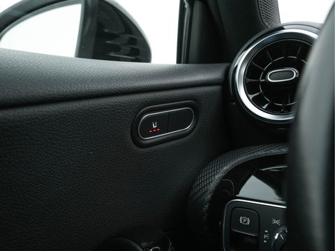 Mercedes-Benz A-Klasse 160 Business Solution (INCL-BTW) *LEATHER- FABRIC | FULL-LED | WIDE-SCREEN-COCKPIT | CAMERA | NAVI-FULLMAP | HEATED-COMFORTSEATS | ECC | PRIVACY-GLASS | PDC | KEYLESS | CRUISE | CARBON-INLAY | 16''ALU*