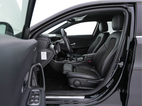 Mercedes-Benz A-Klasse 160 Business Solution (INCL-BTW) *LEATHER- FABRIC | FULL-LED | WIDE-SCREEN-COCKPIT | CAMERA | NAVI-FULLMAP | HEATED-COMFORTSEATS | ECC | PRIVACY-GLASS | PDC | KEYLESS | CRUISE | CARBON-INLAY | 16''ALU*