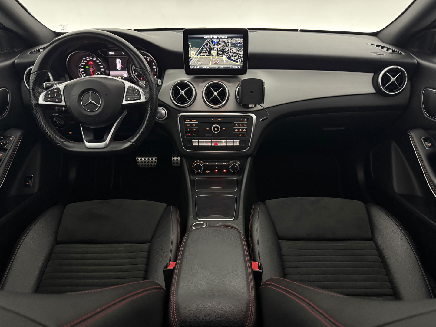 Mercedes-Benz CLA-Klasse 180 AMG | Pano | LED | Camera | Cruise | Navi | Parkeersens. | NAP