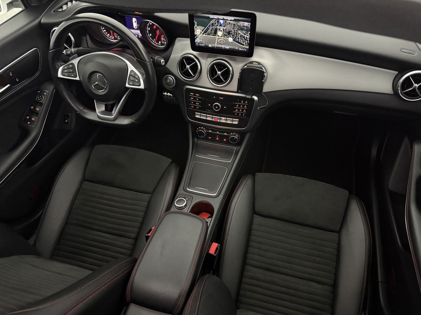 Mercedes-Benz CLA-Klasse 180 AMG | Pano | LED | Camera | Cruise | Navi | Parkeersens. | NAP