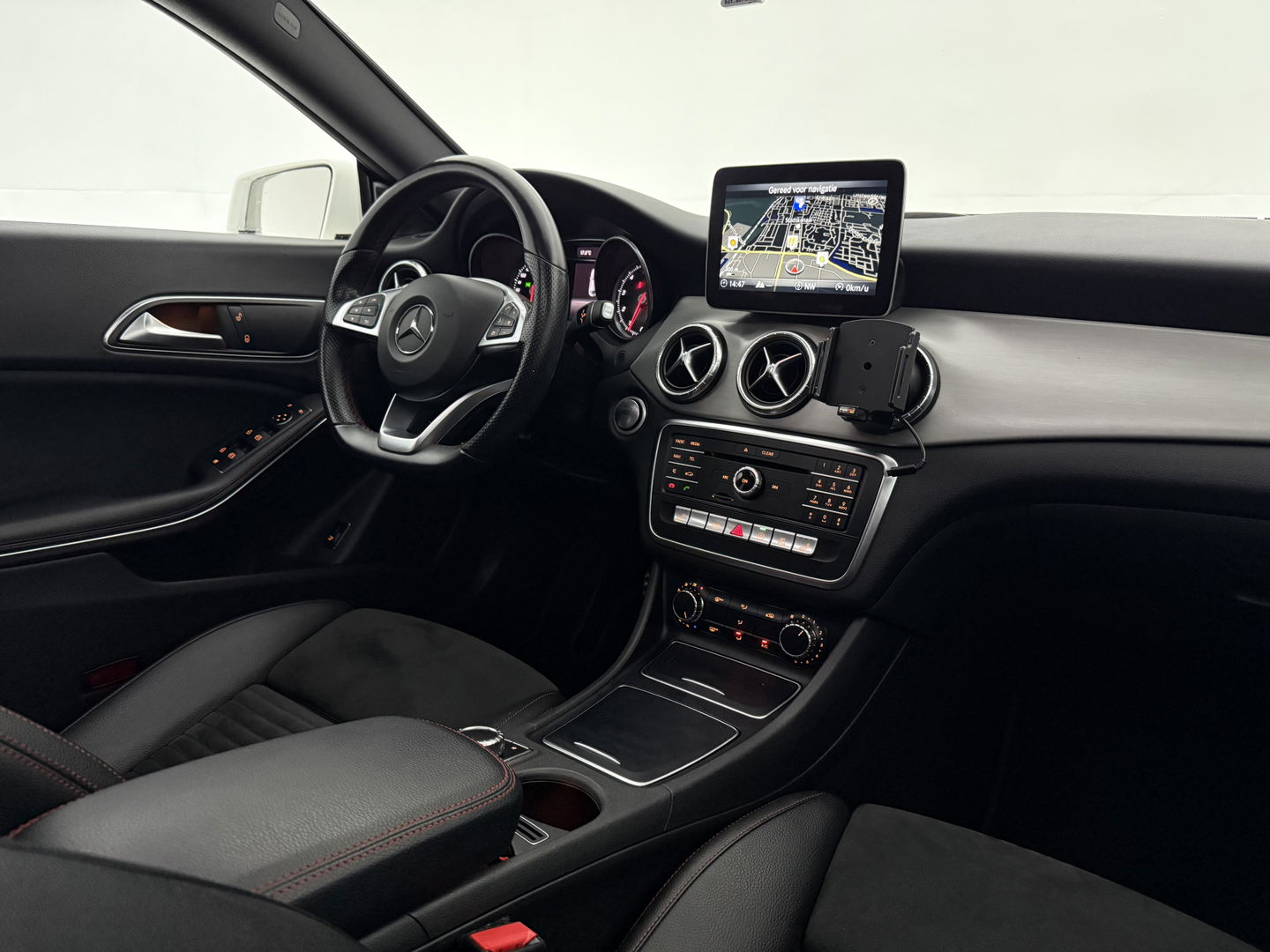 Mercedes-Benz CLA-Klasse 180 AMG | Pano | LED | Camera | Cruise | Navi | Parkeersens. | NAP
