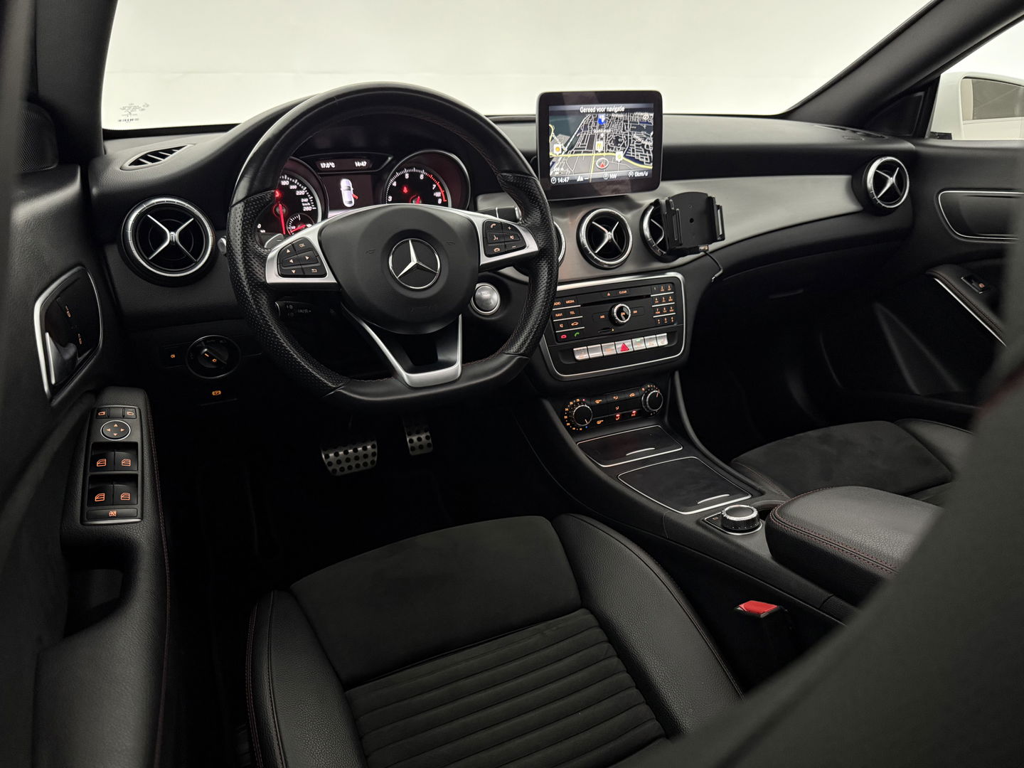 Mercedes-Benz CLA-Klasse 180 AMG | Pano | LED | Camera | Cruise | Navi | Parkeersens. | NAP
