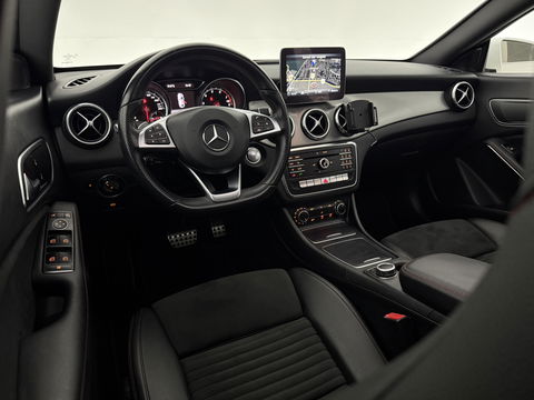 Mercedes-Benz CLA-Klasse 180 AMG | Pano | LED | Camera | Cruise | Navi | Parkeersens. | NAP