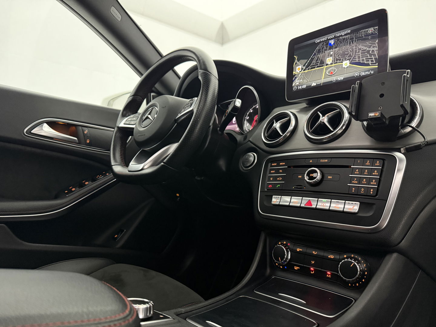 Mercedes-Benz CLA-Klasse 180 AMG | Pano | LED | Camera | Cruise | Navi | Parkeersens. | NAP