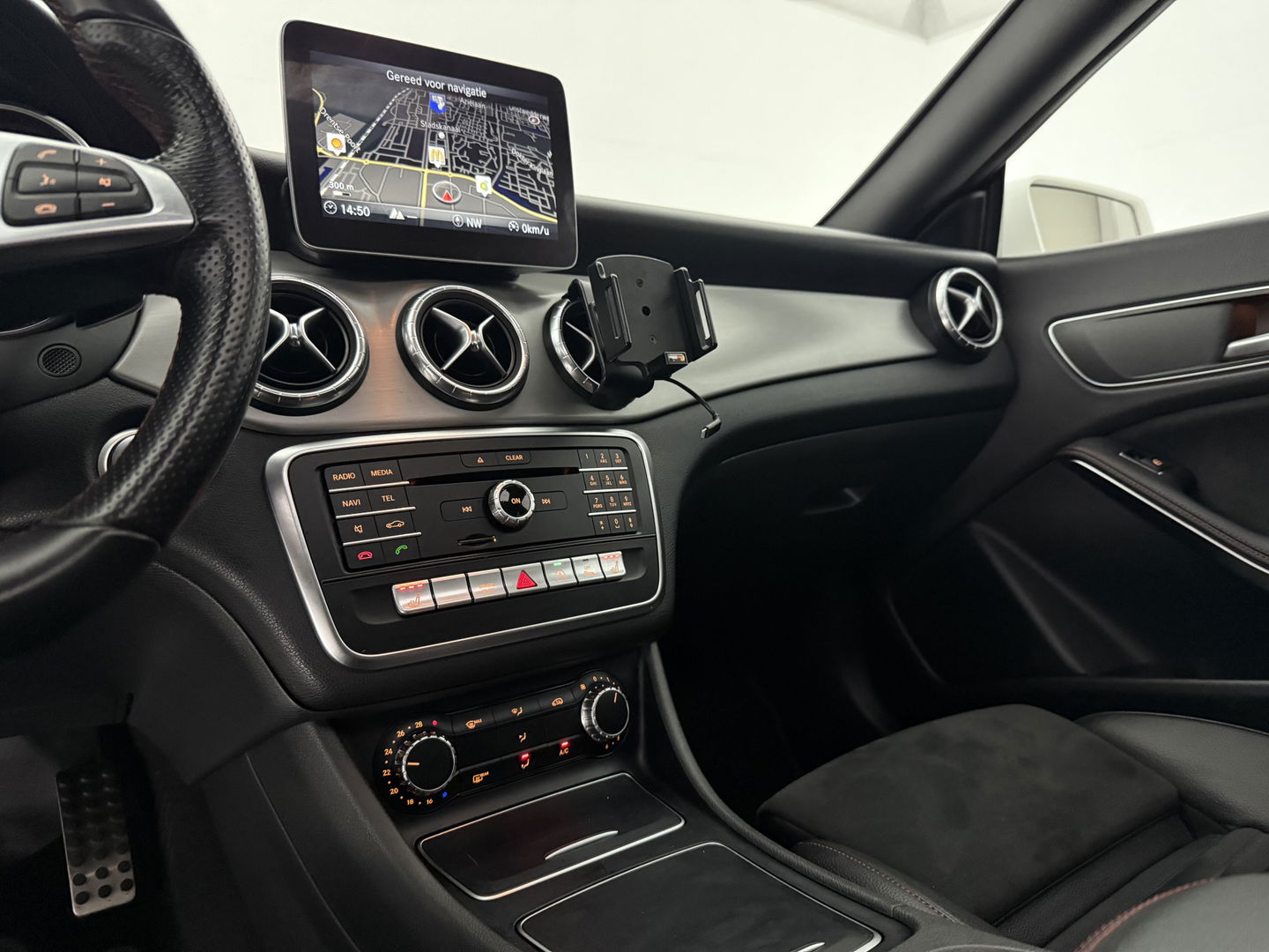 Mercedes-Benz CLA-Klasse 180 AMG | Pano | LED | Camera | Cruise | Navi | Parkeersens. | NAP