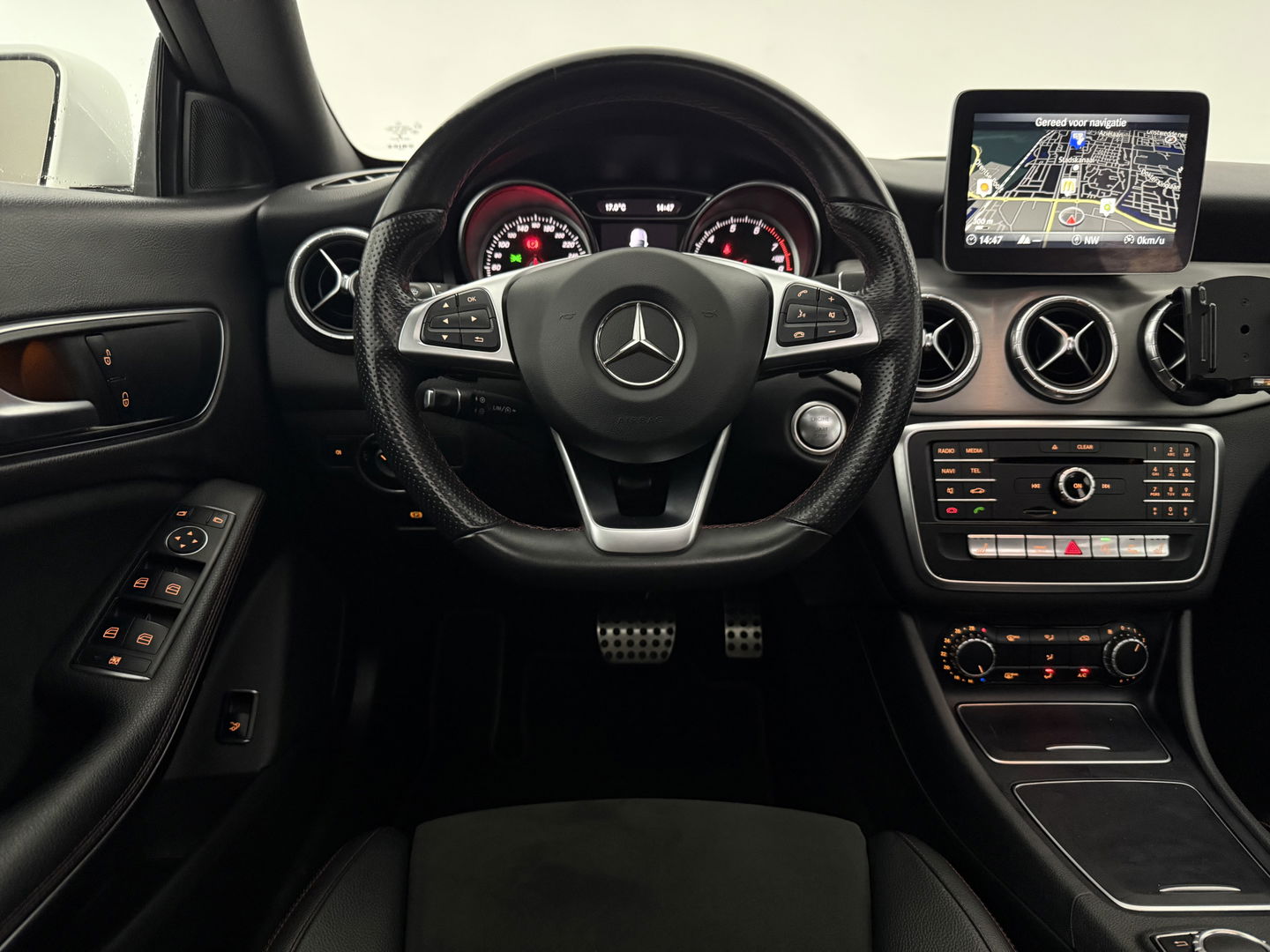 Mercedes-Benz CLA-Klasse 180 AMG | Pano | LED | Camera | Cruise | Navi | Parkeersens. | NAP