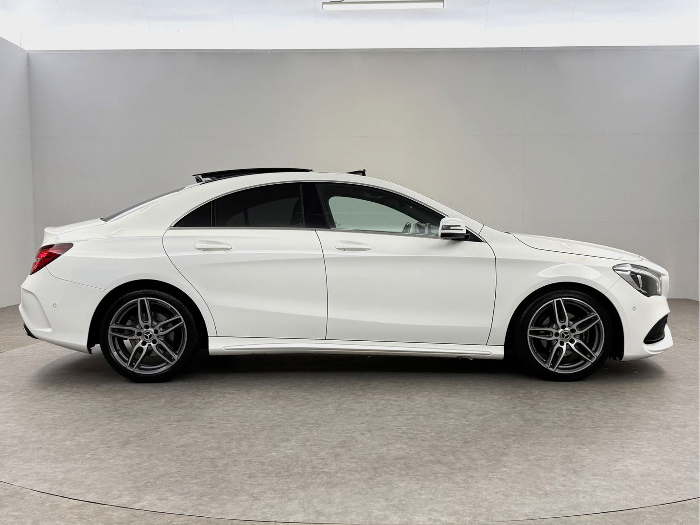 Mercedes-Benz CLA-Klasse 180 AMG | Pano | LED | Camera | Cruise | Navi | Parkeersens. | NAP