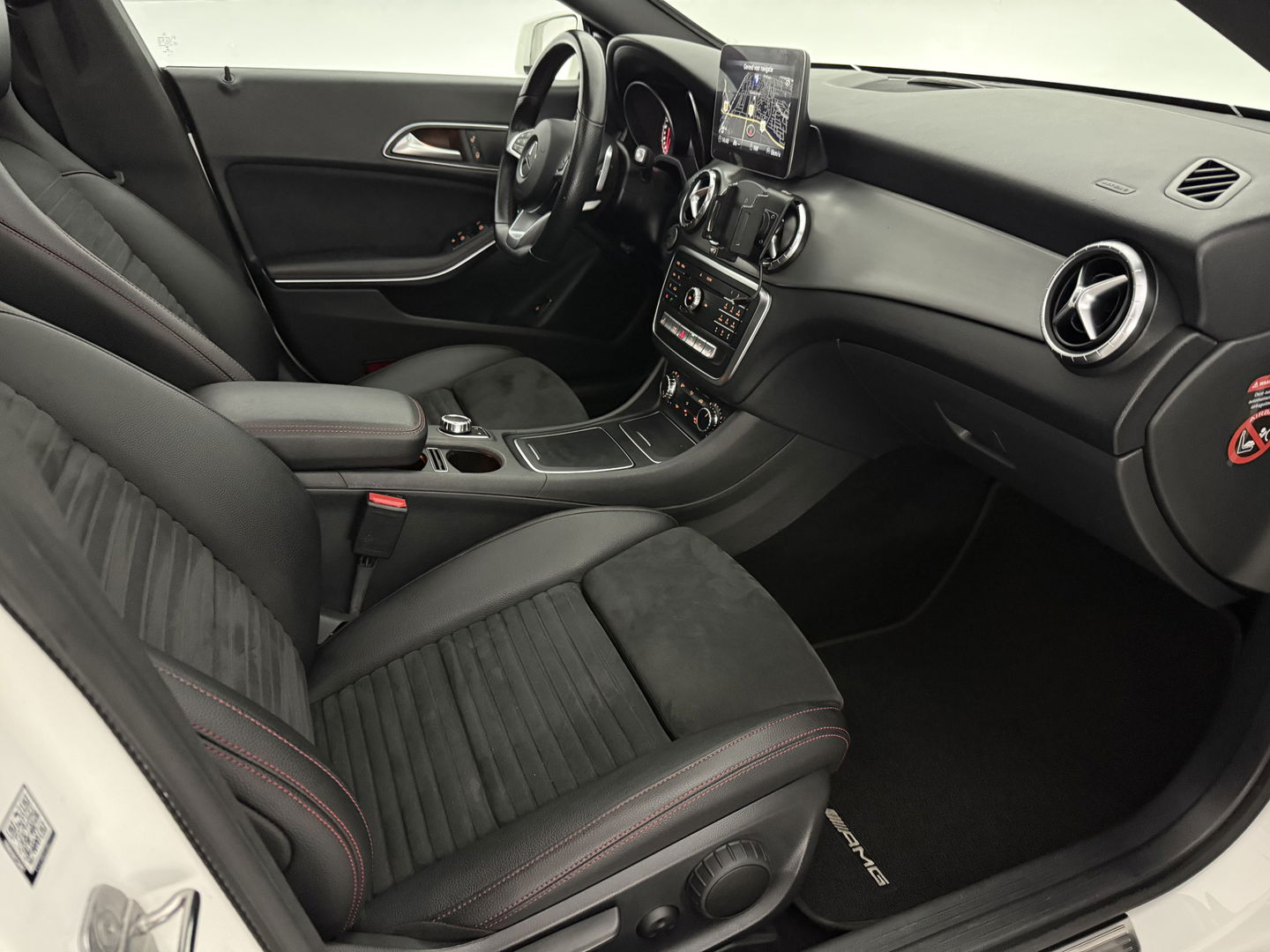 Mercedes-Benz CLA-Klasse 180 AMG | Pano | LED | Camera | Cruise | Navi | Parkeersens. | NAP