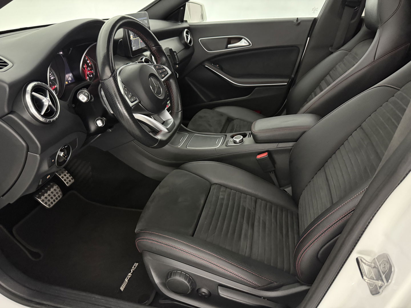 Mercedes-Benz CLA-Klasse 180 AMG | Pano | LED | Camera | Cruise | Navi | Parkeersens. | NAP