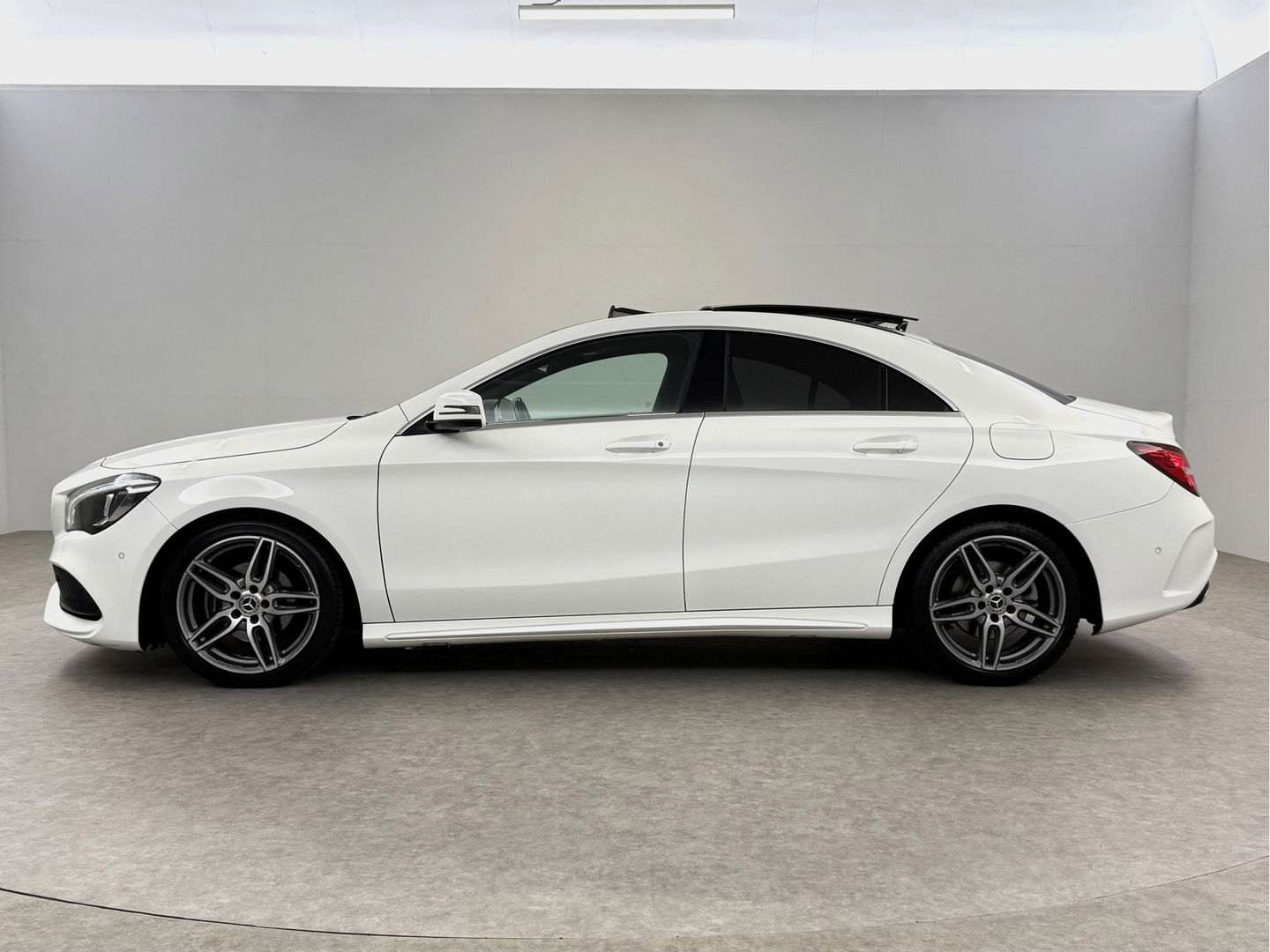 Mercedes-Benz CLA-Klasse 180 AMG | Pano | LED | Camera | Cruise | Navi | Parkeersens. | NAP