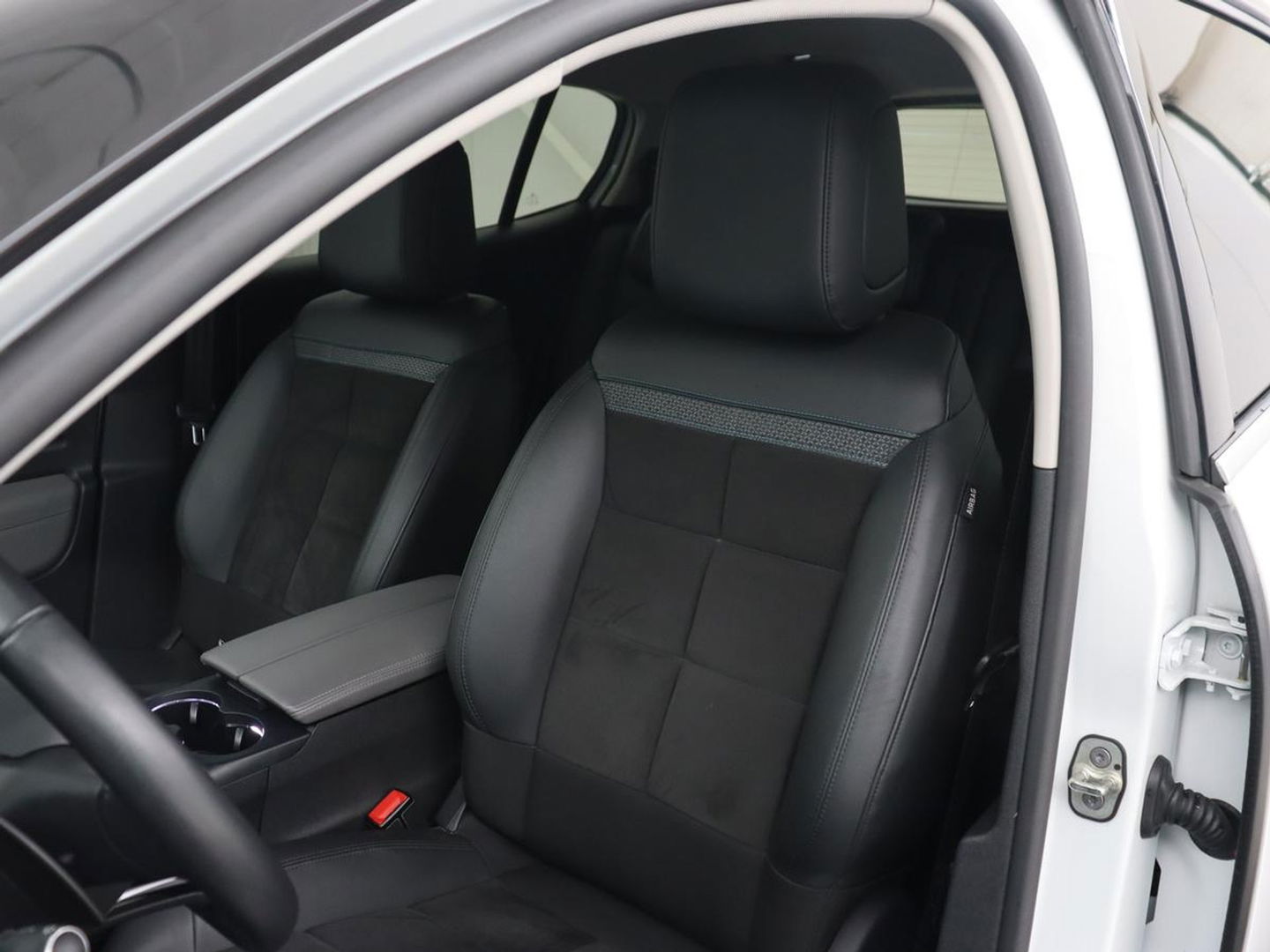 Citroën C5 Aircross 1.6 Plug-in Hybrid 225 Business | Stoelverwarming | Carplay | Camera | Navigatie | Half leder | Dodehoek detectie | Keyless | DAB | Full LED