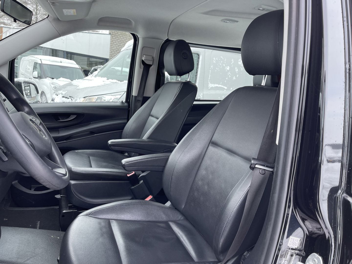 Mercedes-Benz Vito 114 CDI Extra Lang L3H1 DC Comfort 5 persoons / automaat / leer / navi / airco / cruise / vaste prijs rijklaar € 32.950 ex btw / lease vanaf € 538 / trekhaak / zwart metallic