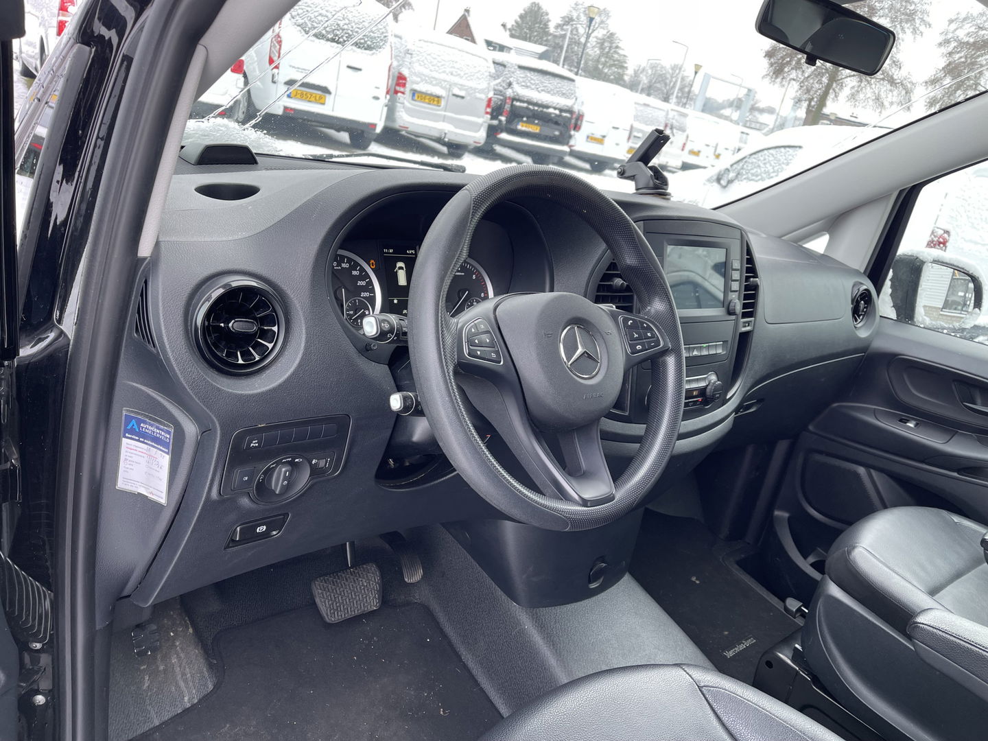 Mercedes-Benz Vito 114 CDI Extra Lang L3H1 DC Comfort 5 persoons / automaat / leer / navi / airco / cruise / vaste prijs rijklaar € 32.950 ex btw / lease vanaf € 538 / trekhaak / zwart metallic