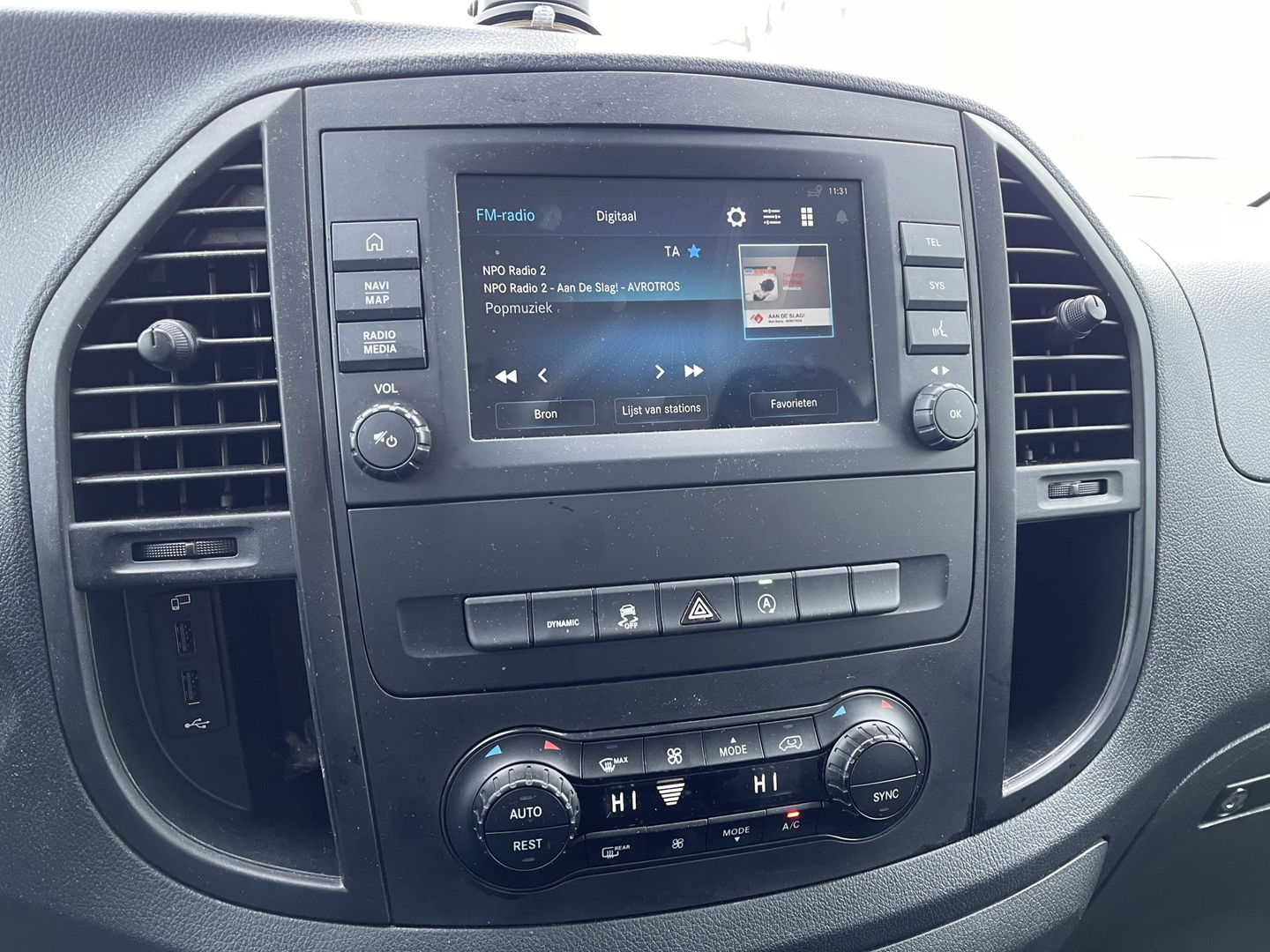 Mercedes-Benz Vito 114 CDI Extra Lang L3H1 DC Comfort 5 persoons / automaat / leer / navi / airco / cruise / vaste prijs rijklaar € 32.950 ex btw / lease vanaf € 538 / trekhaak / zwart metallic