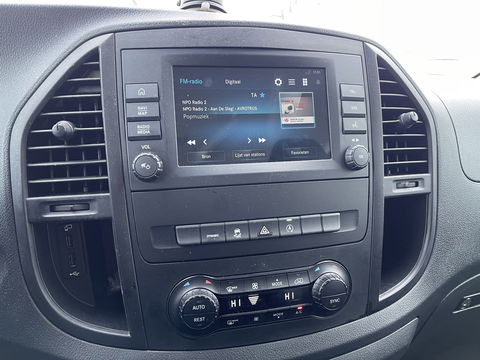 Mercedes-Benz Vito 114 CDI Extra Lang L3H1 DC Comfort 5 persoons / automaat / leer / navi / airco / cruise / vaste prijs rijklaar € 32.950 ex btw / lease vanaf € 538 / trekhaak / zwart metallic