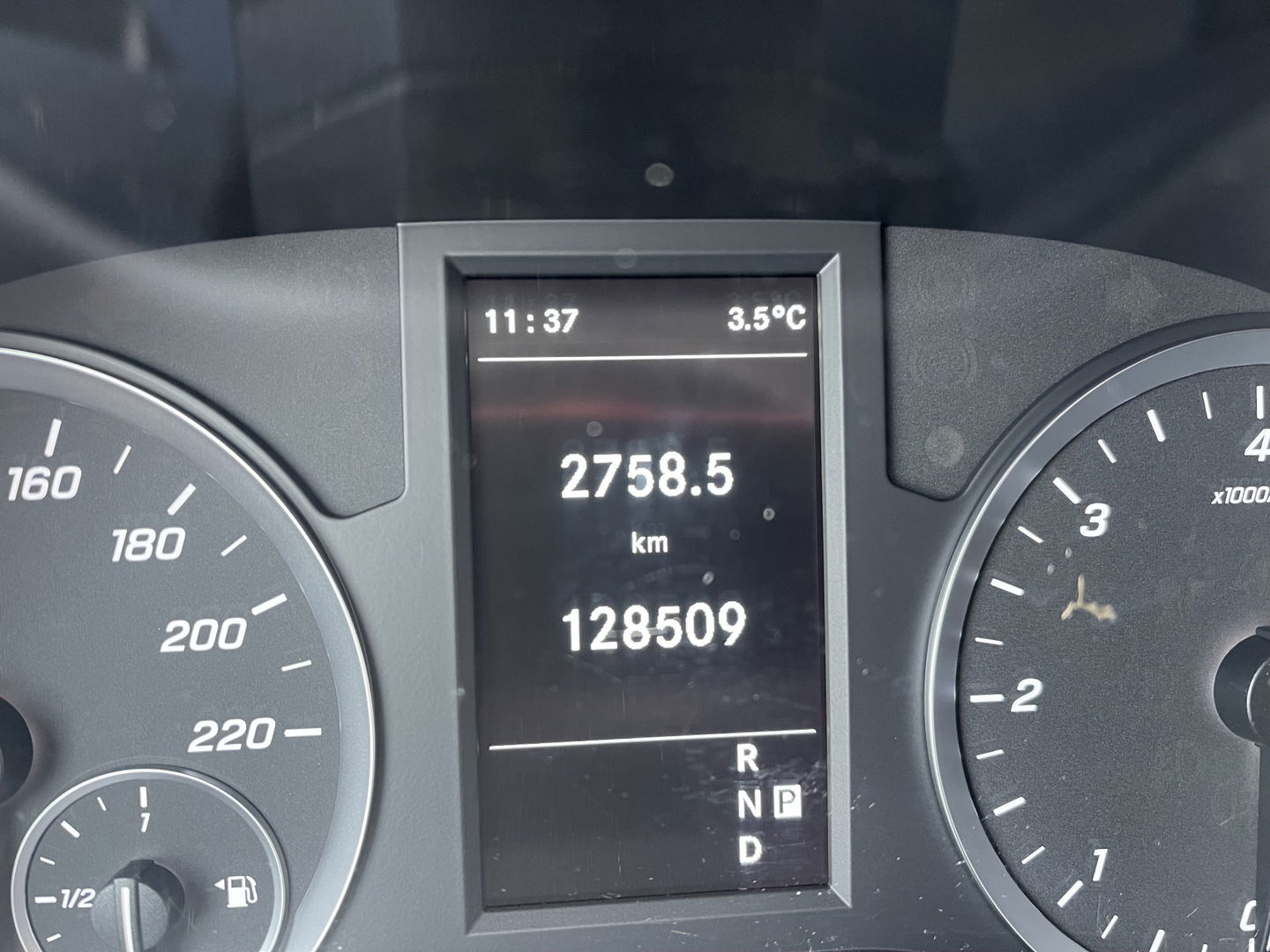 Mercedes-Benz Vito 114 CDI Extra Lang L3H1 DC Comfort 5 persoons / automaat / leer / navi / airco / cruise / vaste prijs rijklaar € 32.950 ex btw / lease vanaf € 538 / trekhaak / zwart metallic