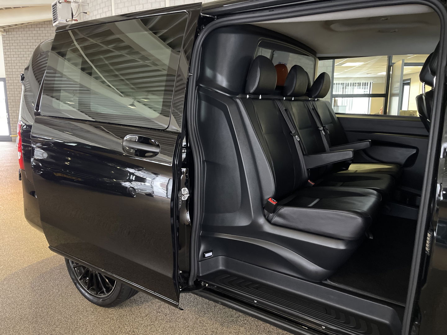 Mercedes-Benz Vito 114 CDI Extra Lang L3H1 DC Comfort 5 persoons / automaat / leer / navi / airco / cruise / vaste prijs rijklaar € 32.950 ex btw / lease vanaf € 538 / trekhaak / zwart metallic