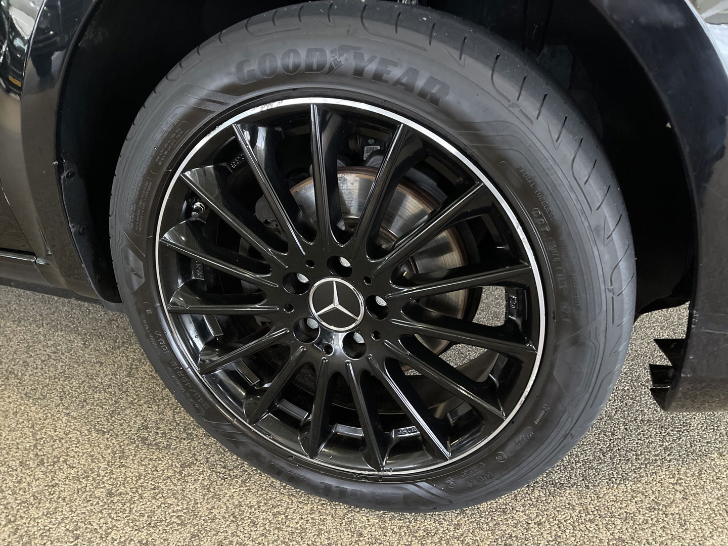 Mercedes-Benz Vito 114 CDI Extra Lang L3H1 DC Comfort 5 persoons / automaat / leer / navi / airco / cruise / vaste prijs rijklaar € 32.950 ex btw / lease vanaf € 538 / trekhaak / zwart metallic