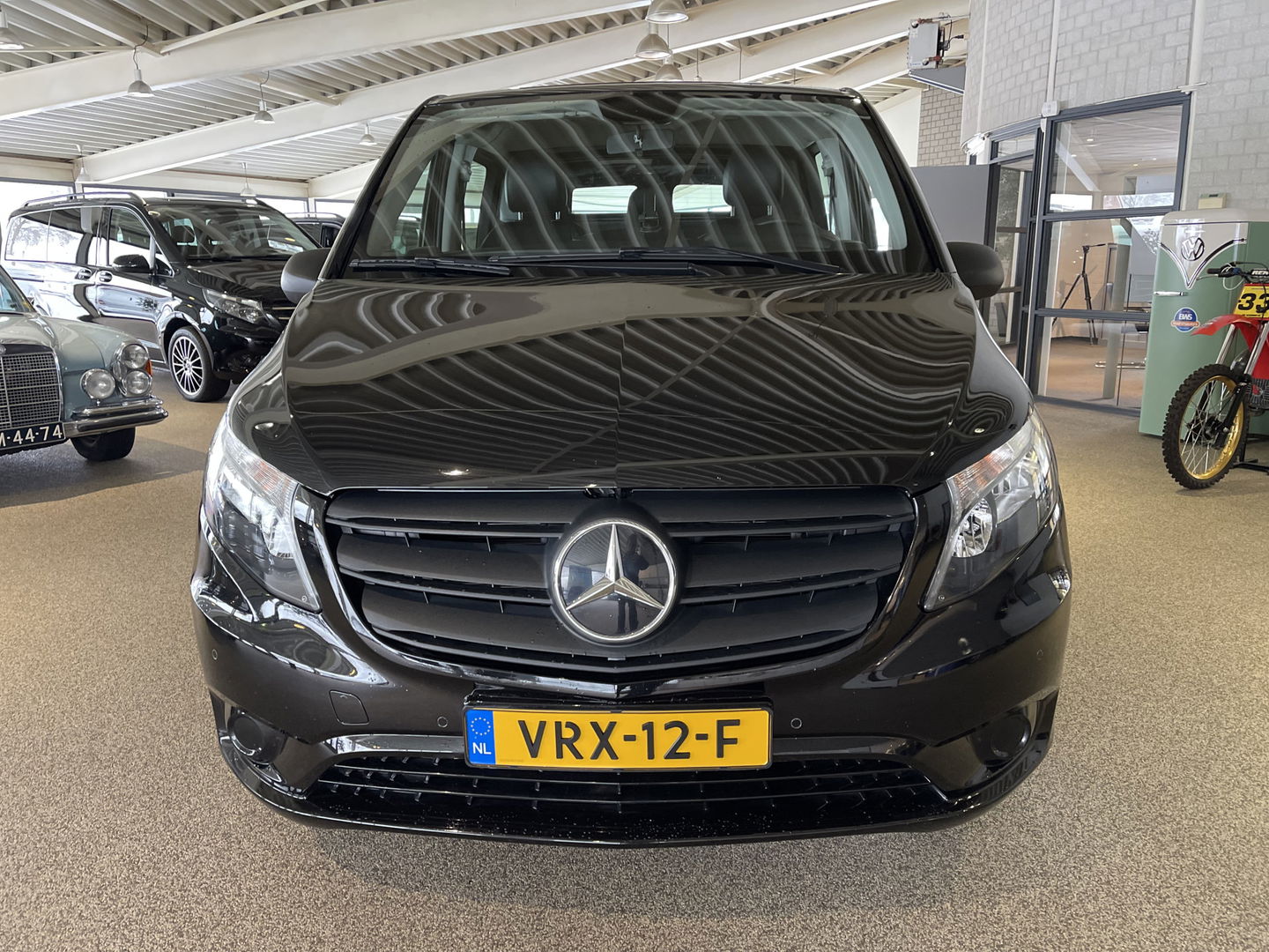 Mercedes-Benz Vito 114 CDI Extra Lang L3H1 DC Comfort 5 persoons / automaat / leer / navi / airco / cruise / vaste prijs rijklaar € 32.950 ex btw / lease vanaf € 538 / trekhaak / zwart metallic