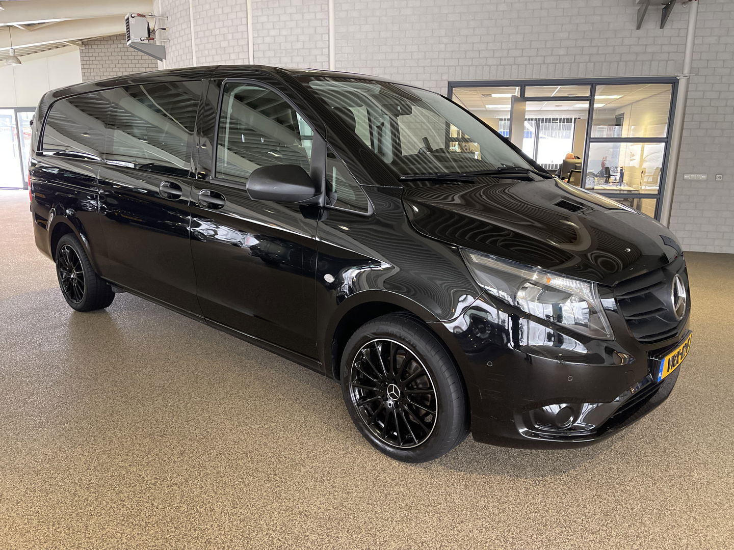 Mercedes-Benz Vito 114 CDI Extra Lang L3H1 DC Comfort 5 persoons / automaat / leer / navi / airco / cruise / vaste prijs rijklaar € 32.950 ex btw / lease vanaf € 538 / trekhaak / zwart metallic