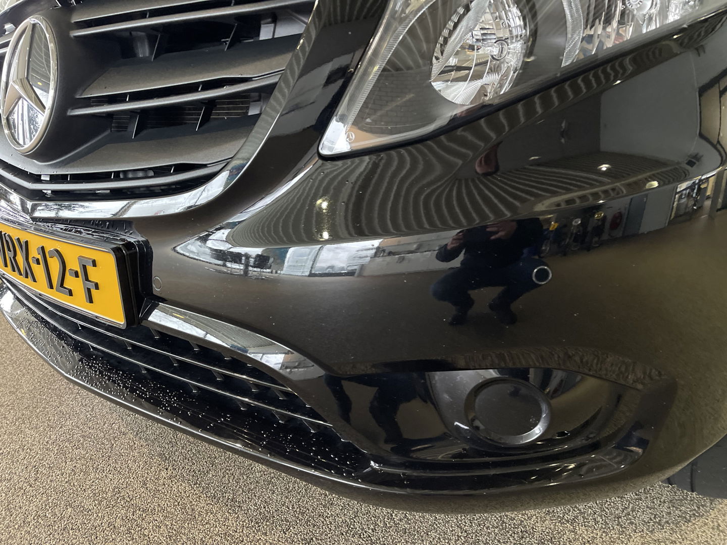 Mercedes-Benz Vito 114 CDI Extra Lang L3H1 DC Comfort 5 persoons / automaat / leer / navi / airco / cruise / vaste prijs rijklaar € 32.950 ex btw / lease vanaf € 538 / trekhaak / zwart metallic