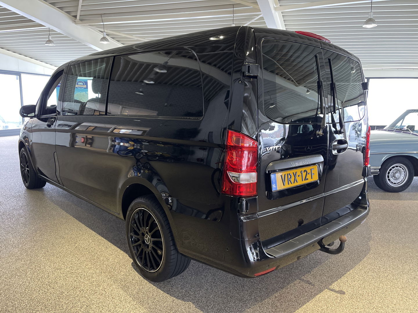 Mercedes-Benz Vito 114 CDI Extra Lang L3H1 DC Comfort 5 persoons / automaat / leer / navi / airco / cruise / vaste prijs rijklaar € 32.950 ex btw / lease vanaf € 538 / trekhaak / zwart metallic