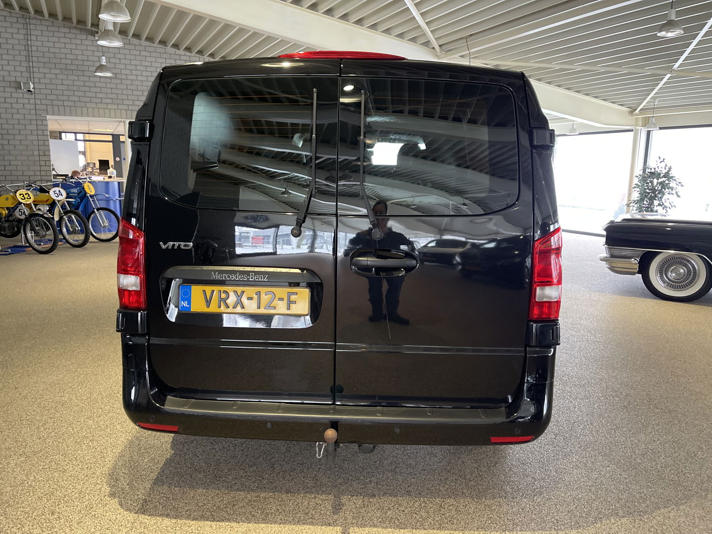 Mercedes-Benz Vito 114 CDI Extra Lang L3H1 DC Comfort 5 persoons / automaat / leer / navi / airco / cruise / vaste prijs rijklaar € 32.950 ex btw / lease vanaf € 538 / trekhaak / zwart metallic