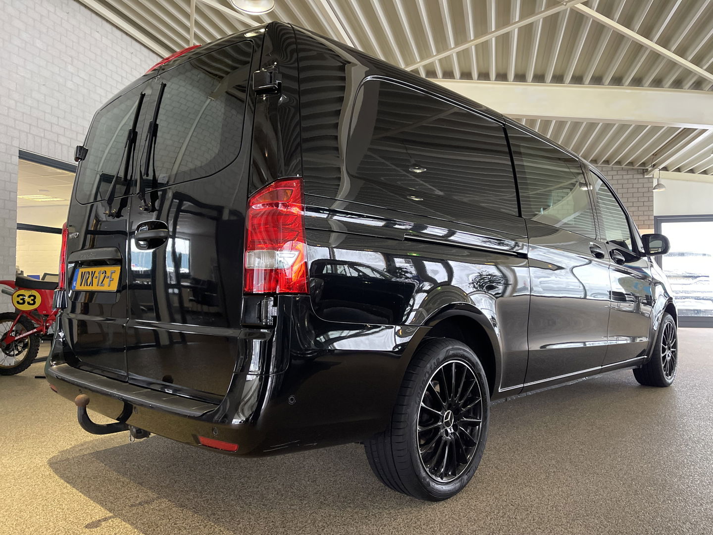 Mercedes-Benz Vito 114 CDI Extra Lang L3H1 DC Comfort 5 persoons / automaat / leer / navi / airco / cruise / vaste prijs rijklaar € 32.950 ex btw / lease vanaf € 538 / trekhaak / zwart metallic