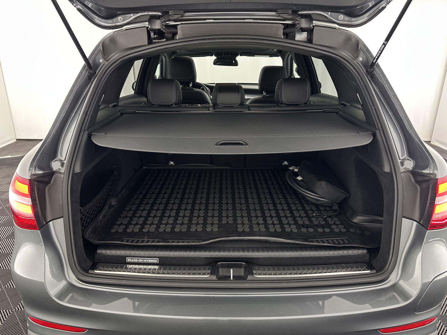 Mercedes-Benz GLC 350e 4MATIC AMG Aut. *PANO | FULL-LEATHER | FULL-LED | HEATED-SPORTSEATS | CAMERA | NAVI-FULLMAP | PRIVACY-GLASS | SHIFT-PADDLES | ECC | PDC | CRUISE | 19''ALU*