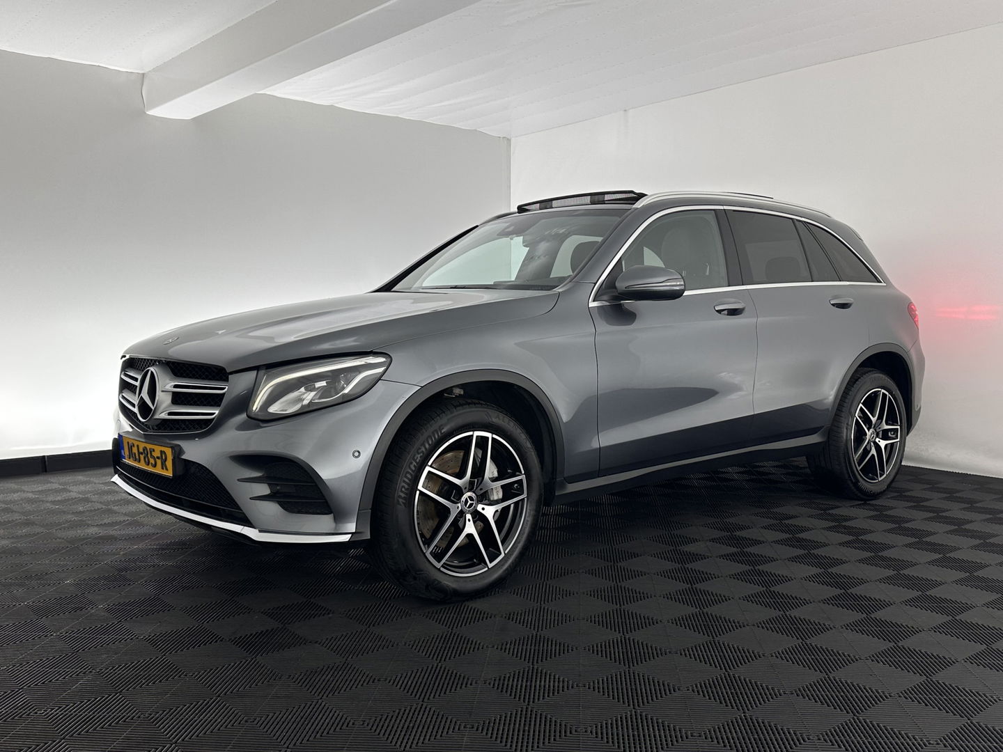Mercedes-Benz GLC 350e 4MATIC AMG Aut. *PANO | FULL-LEATHER | FULL-LED | HEATED-SPORTSEATS | CAMERA | NAVI-FULLMAP | PRIVACY-GLASS | SHIFT-PADDLES | ECC | PDC | CRUISE | 19''ALU*