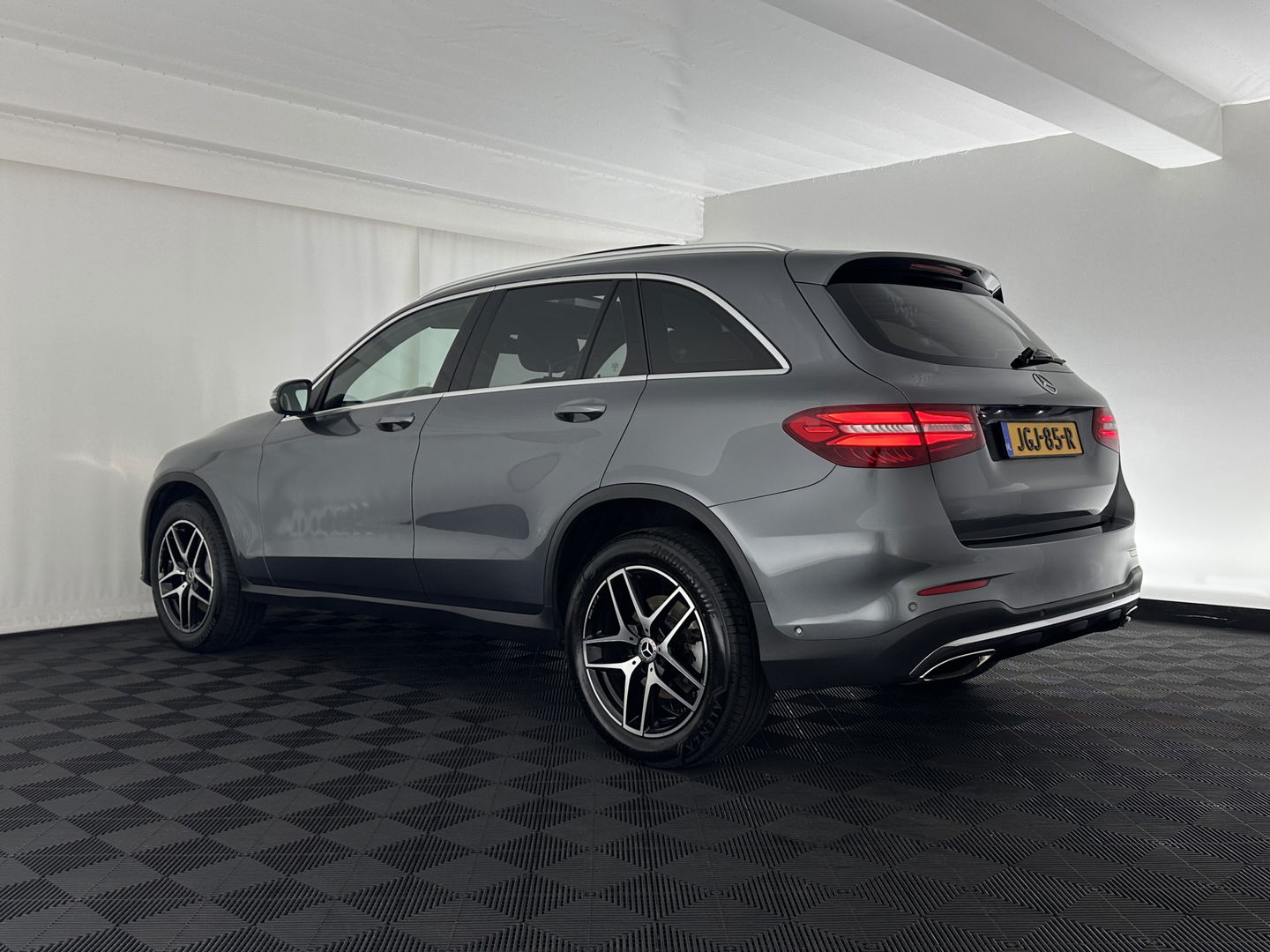 Mercedes-Benz GLC 350e 4MATIC AMG Aut. *PANO | FULL-LEATHER | FULL-LED | HEATED-SPORTSEATS | CAMERA | NAVI-FULLMAP | PRIVACY-GLASS | SHIFT-PADDLES | ECC | PDC | CRUISE | 19''ALU*