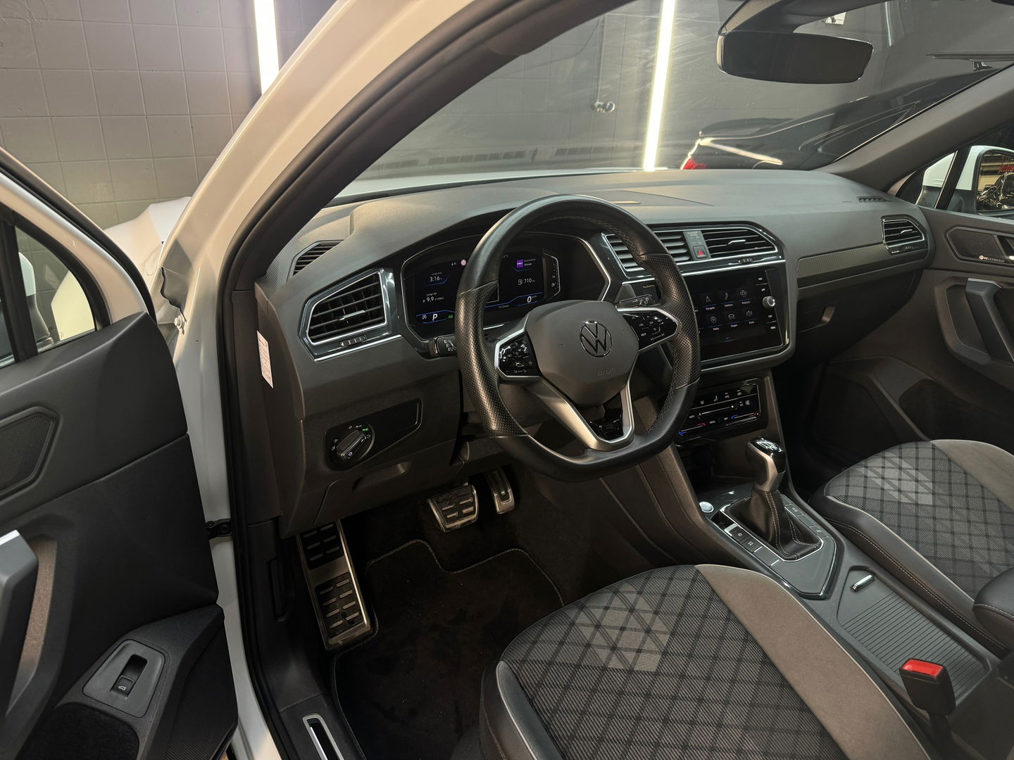 Volkswagen Tiguan 1.5 TSI R-Line Business+ Keyless|Sfeer|NAP