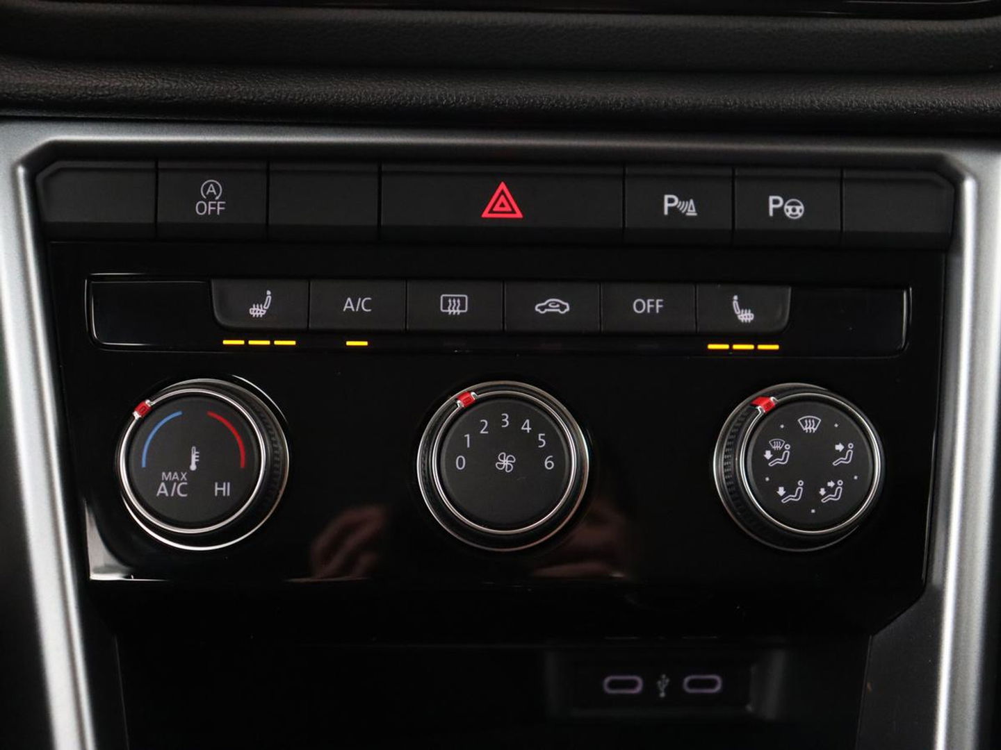 Volkswagen T-Roc 1.0 TSI Life | Stoelverwarming | Carplay | Adaptive cruise | Virtual Cockpit | Full LED | Park Assist | Airco | Bluetooth